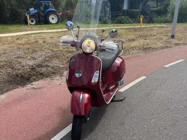2006 Vespa GTS 250 i.e. (2006) Rood - € 2.250 · Bieden (1/1)