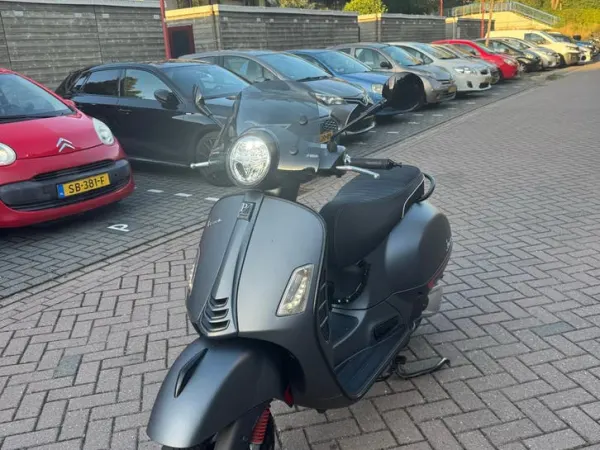 2019 Vespa GTS 300 SuperTech HPE-Matgrijs - € 5.495 · Bieden (1/1)