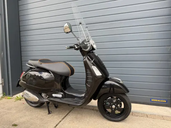 2016 Vespa GTS 250 i.e (300): Uniek Allblack, Orig NL, Zeer Netje - € 3.850 (1/1)