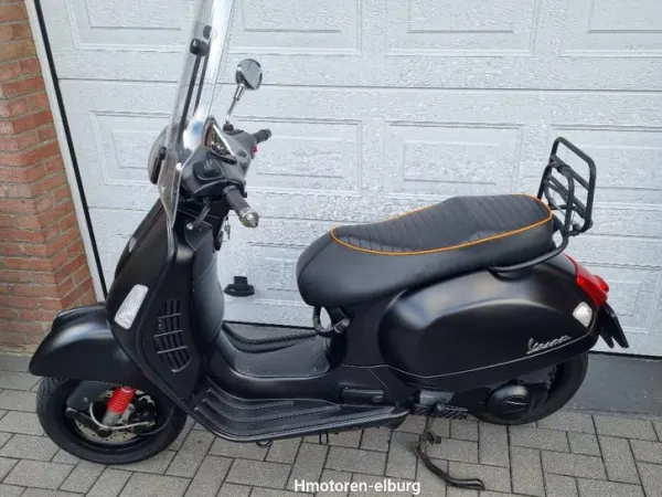 2013 Vespa 300 GTS-BJ'10-2013-Km Stand 14967 KM-NL Motor - € 3.250 (1/1)