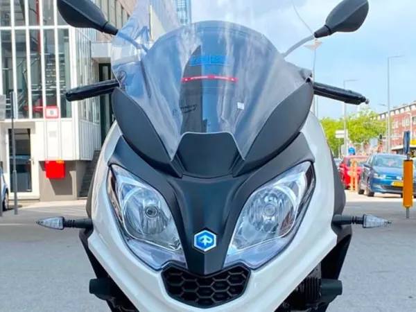 2022 Piaggio MP3 300 - €6,999 (1/1)