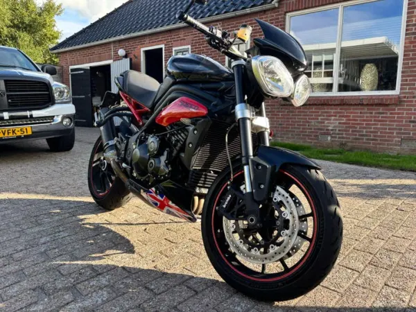 2011 Triumph Speed Triple 1050 - € 6.300 · Bieden (1/1)