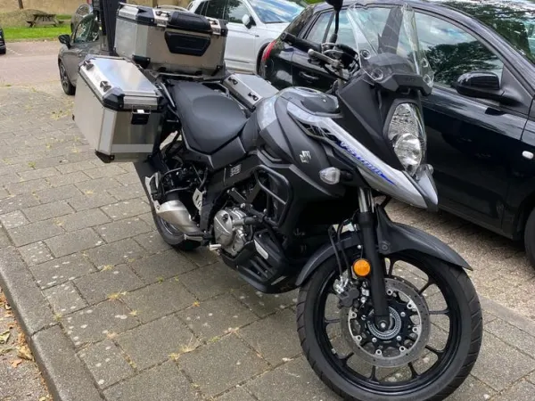 2022 Suzuki V-Strom 650 , 2022 + Givi Kofferset - € 7.500 · Bieden (1/1)