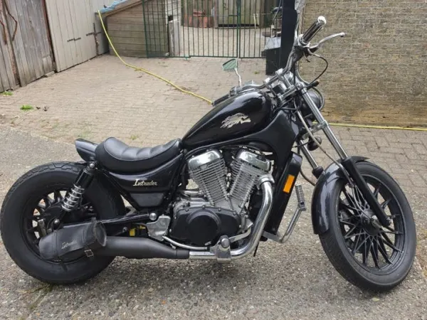 1986 Suzuki Intruder - €1,950 · Bidding (1/1)