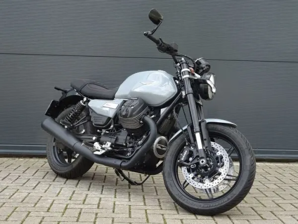 Bouwjaar onbekend Moto Guzzi V 7 Sport 2025 2735km Handvat Verwarming Rij-Modi - € 10.949 · Bieden (1/1)