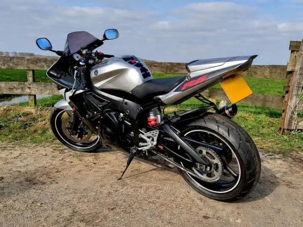 2003 Yamaha YZF-R6 (03/03) - € 4.950 · Bieden (1/1)