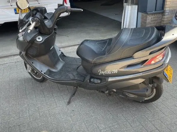 2005 SYM Sym 200cc Motorscooter Joyrider - €1,495 · Bidding (1/1)