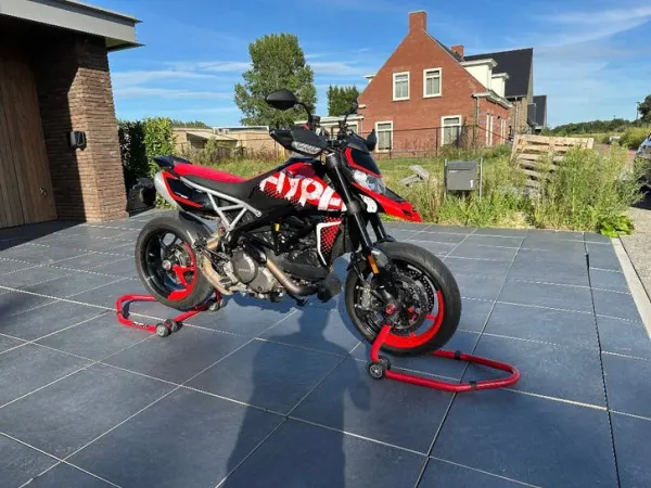 2020 Ducati Hypermotard 950 RVE | 14.468 km | Handvatverwarming - €12,550 · Bidding (1/1)