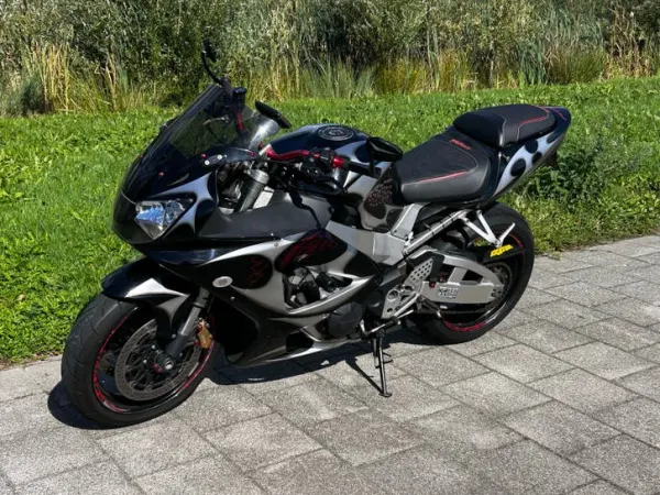Bouwjaar onbekend Honda CBR 900 RR Fireblade-Sportieve Motor met Unieke Look - € 4.500 · Bieden (1/1)