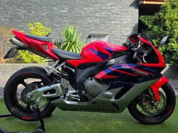 2005 Honda CBR 1000 RR Fireblade-28161 Kilometerstand - € 6.800 · Bieden (1/1)