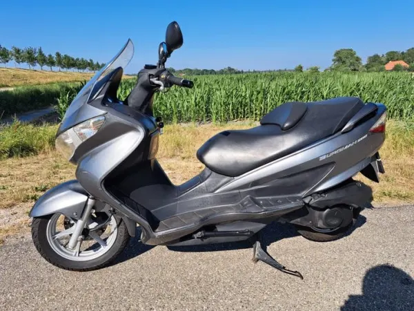 2011 Suzuki Burgman 200 - € 1.100 (1/1)