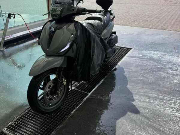 2022 Piaggio Beverly 400 S - €5,000 · Bidding (1/1)
