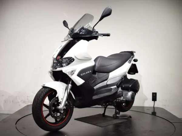 2011 Gilera Runner RST 125 4t | 2011 | 9.000km - €2,499 (1/1)