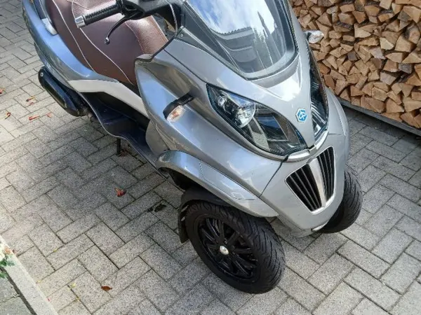 2009 Piaggio MP3 met Nieuwe snaar, Rollen en Remblokken - Bieden (1/1)