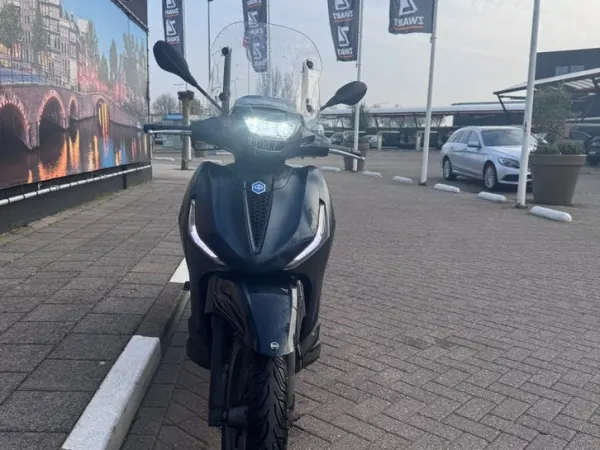 2022 Piaggio Beverly 400 - €4,500 · Bidding (1/1)