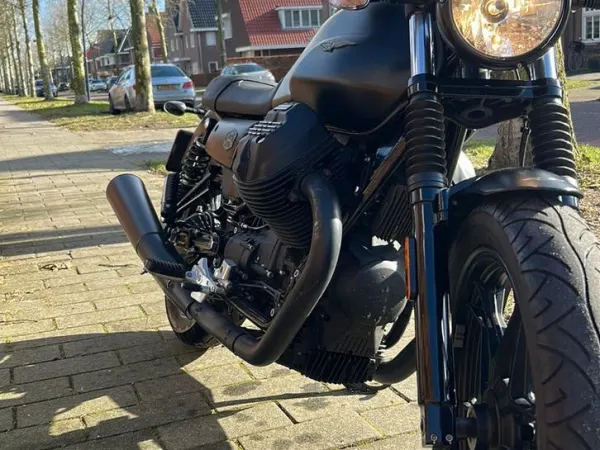 2021 Moto Guzzi V 7 - Gereserveerd (1/1)