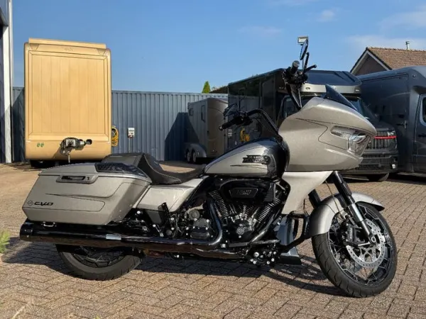 2024 Harley-Davidson Road Glide CVO, 2024, 1541km, uniek! - €48,750 · Bidding (1/1)
