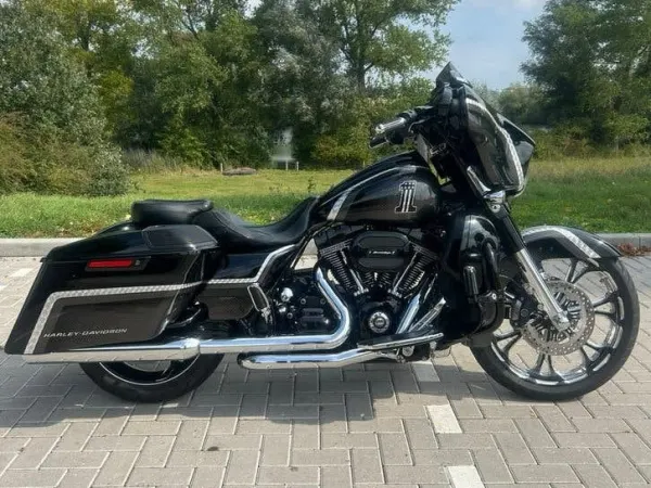 2016 Harley-Davidson Street Glide - €22,999 · Bidding (1/1)