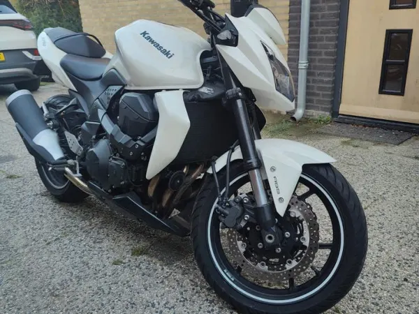 2011 Kawasaki Z750R ABS (2011). Weinig KM's - € 6.100 (1/1)