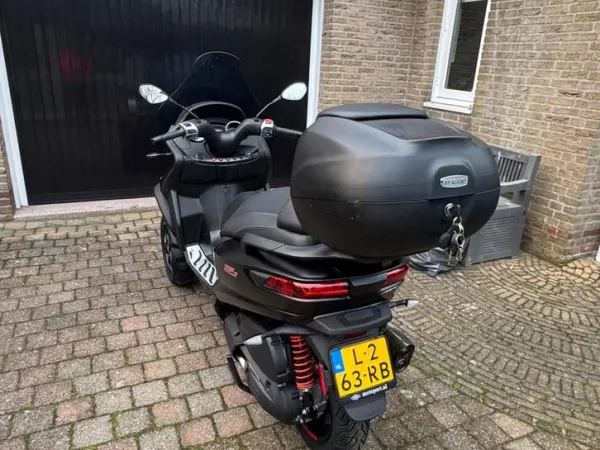 2021 Piaggio MP3 400 Sport 400 HPE | 2021 | 13.000 km | Akrapovic - €7,500 · Bidding (1/1)