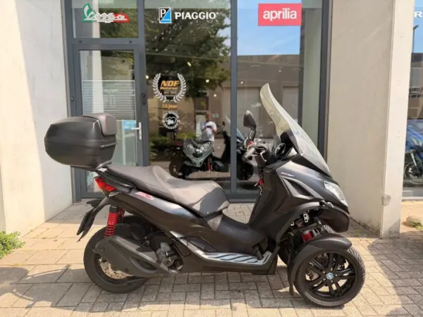 Bouwjaar onbekend Piaggio MP3 300 - € 5.450 · Bieden (1/1)