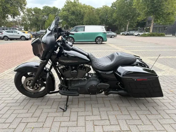 2012 Harley-Davidson Street Glide FLHX Blacked-Out BTW-Motor - €18,750 · Bidding (1/1)