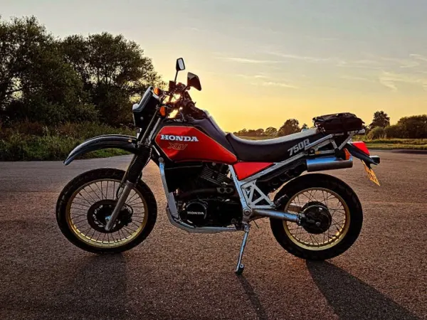 1988 Honda XLV 750R van 1988 Vintage Dakar machine. Scrambler - € 3.875 · Bieden (1/1)