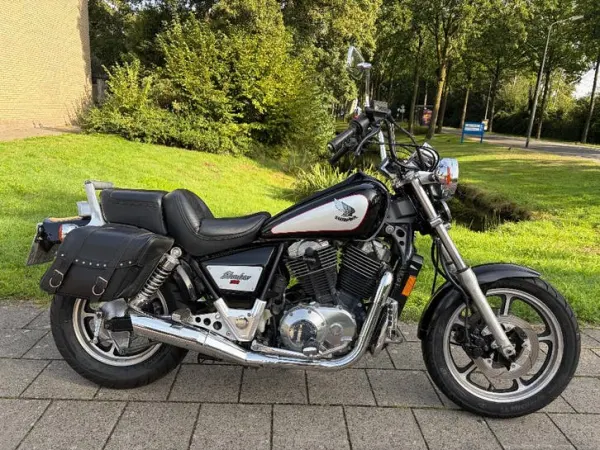 1985 Honda VT 1100 (Schaduw, 1985) - €3,000 · Bidding (1/1)