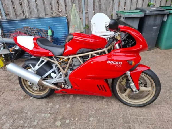 2002 Ducati is - € 2.500 · Bieden (1/1)