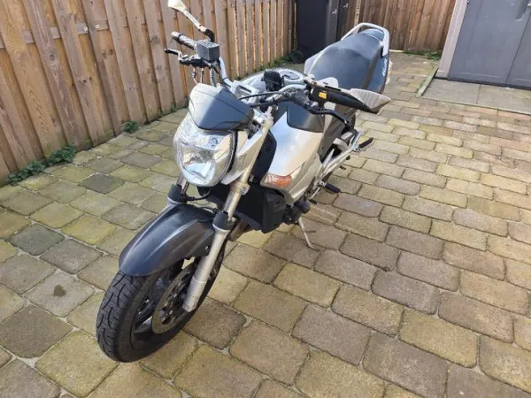 2006 Suzuki GSR 600 - € 2.200 · Bieden (1/1)