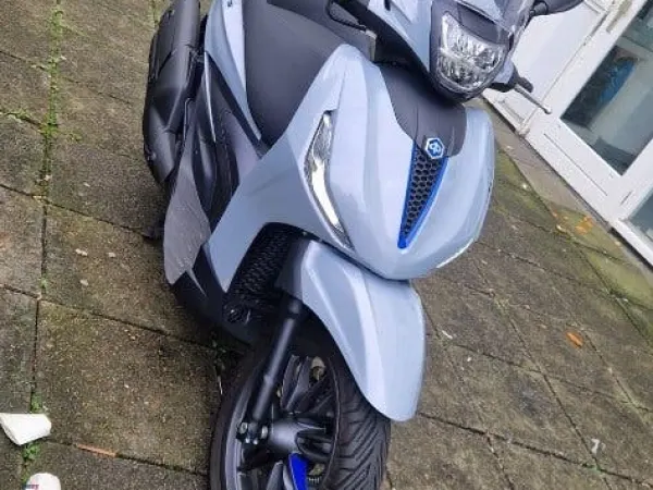 2025 Piaggio Beverly 400 - €5,995 · Bidding (1/1)