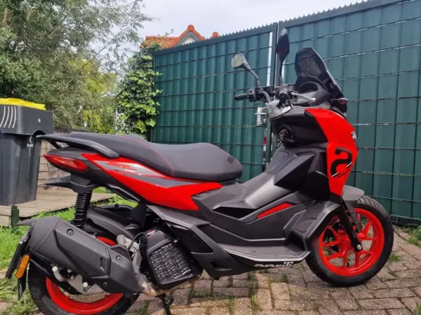 2025 Aprilia SR GT 200-Gloednieuw, Slechts 34 km! - €3,600 (1/1)