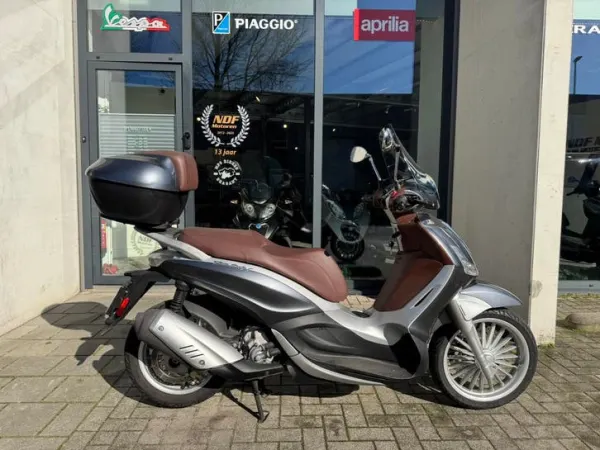 Bouwjaar onbekend Piaggio Beverly 300 - € 3.450 · Bieden (1/1)