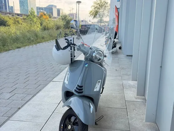 Year unknown Vespa GTS 300 - €4,999 · Bidding (1/1)