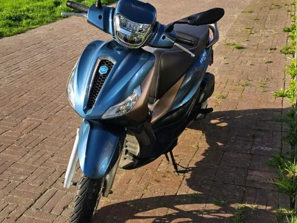 Year unknown Piaggio Medley ABS Scooter-als nieuw-7812km-A1 - €2,950 · Bidding (1/1)