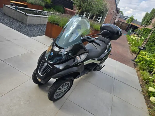 Year unknown Piaggio MP3 400 - €3,000 · Bidding (1/1)