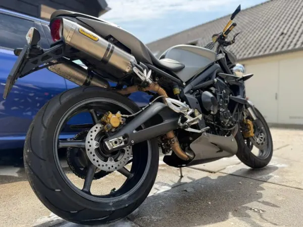2010 Triumph 2010 Street Triple R-Arrow-Lage KM's - €4,499 · Bidding (1/1)