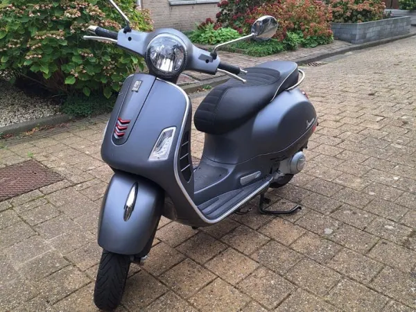 2017 Vespa GTS 300 - €3,950 · Bidding (1/1)