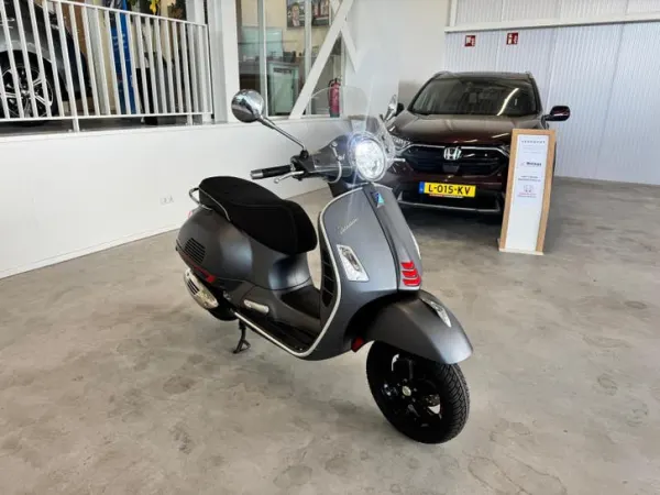 Year unknown Vespa GTS 300 - €5,000 · Bidding (1/1)
