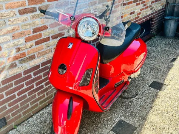 Year unknown Vespa GTS250 met Handvatverwarming - €1,550 · Bidding (1/1)