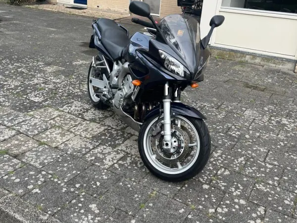 Bouwjaar onbekend Yamaha Fazer 600-Recent Onderhoud en Nieuwe Banden - € 2.750 · Bieden (1/1)