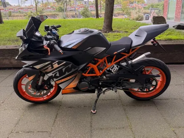 2016 KTM RC 125cc 2016 24.000km Orginele ktm Regenhoes Inclusief - € 3.850 · Bieden (1/1)