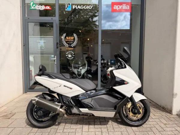 Year unknown Gilera GP 800 - €6,450 · Bidding (1/1)