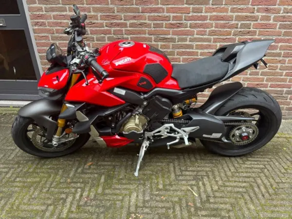 2021 Ducati Streetfighter V4S 2021 11050 km - €18,250 · Bidding (1/1)