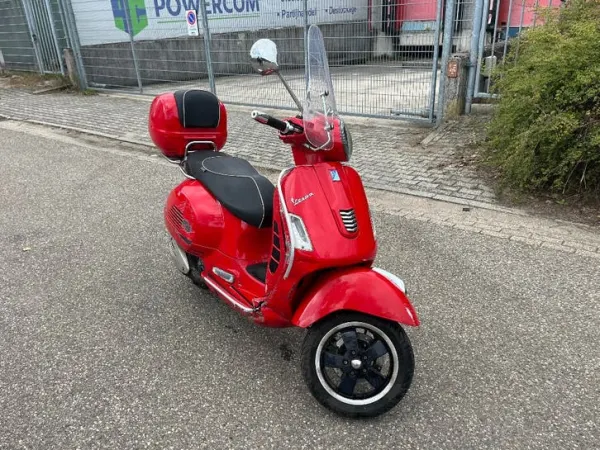 2014 Piaggio Vespa GTS 300 i.e. | Met Schuifschade - €1,300 (1/1)