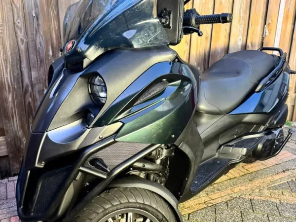 Year unknown Piaggio Fuoco 500cc. te Rijden met een Autorijbewijs - €4,200 · Bidding (1/1)