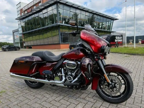 2018 Harley-Davidson FLHXSE CVO Streetglide FLHXS (bj 2018) - €33,950 · Bidding (1/1)
