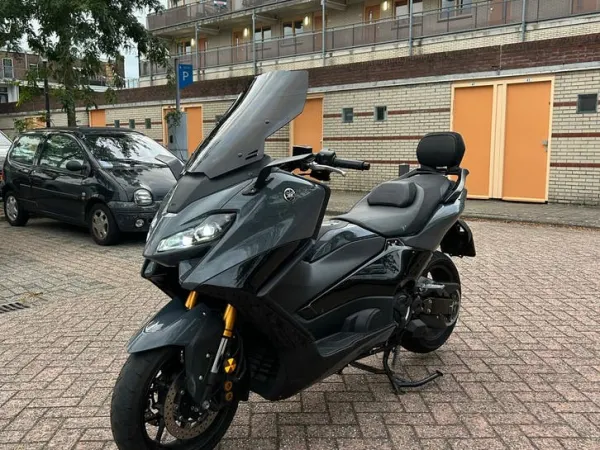 Bouwjaar onbekend Yamaha Tmax Tech Max 2022-Sportieve Motorscooter - € 12.999 · Bieden (1/1)