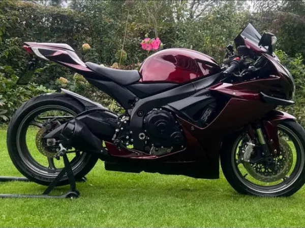 2013 Suzuki GSX-R 600 (2013) in Maroon Red - € 7.250 · Bieden (1/1)