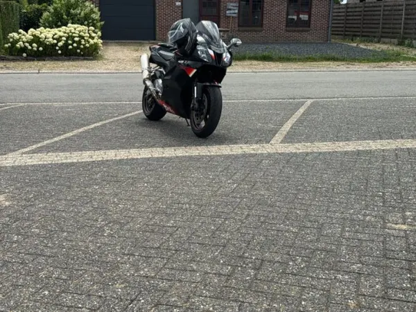 2004 Aprilia RSV - € 3.000 · Bieden (1/1)